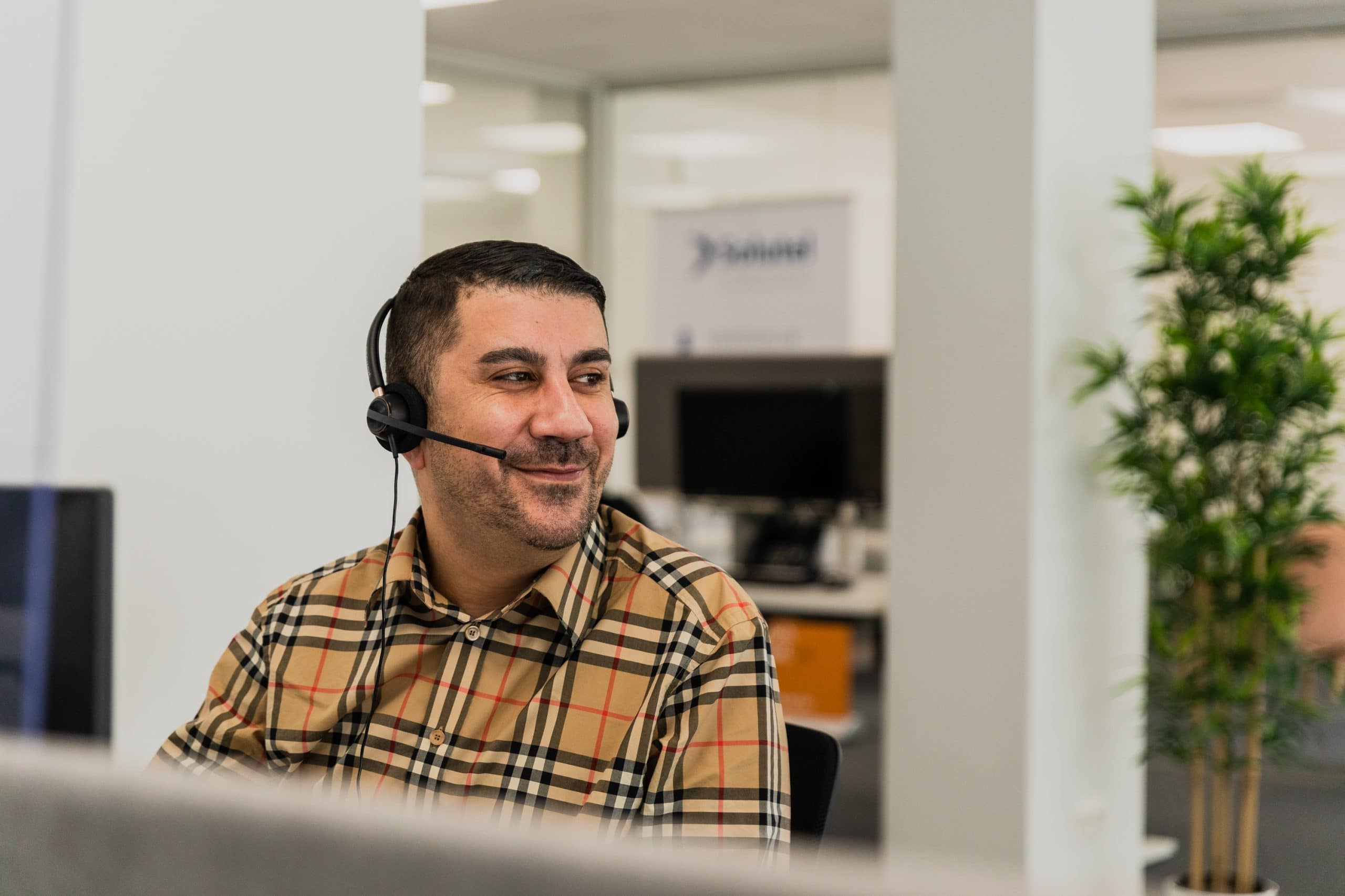 Klantenbinding: medewerker aan de lijn via een headset