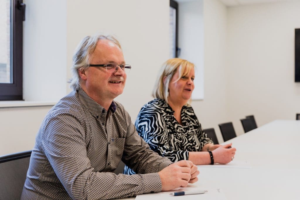 Teamleden van Solutel tijdens een overleg